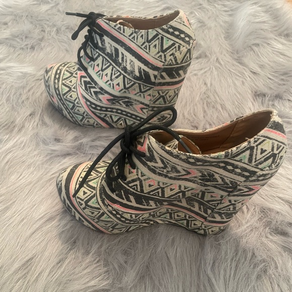 Shi Distressed wedges - Picture 3 of 3